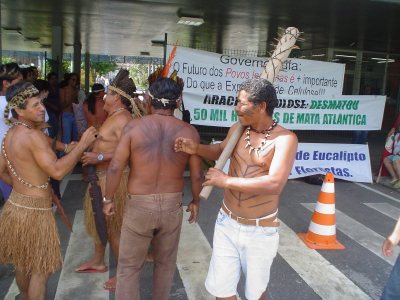 Occupation d'usines de la compagnie Aracruz Celulose par les indiens (octobre 2005, source : CMI Brasil)